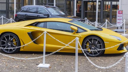 Une voiture de luxe confisquée par la justice française et vendue aux enchères à Paris, le 4 novembre 2021. (MAXPPP)