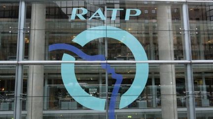 Vue du logo de la RATP au siège de la société (JACQUES DEMARTHON / AFP)