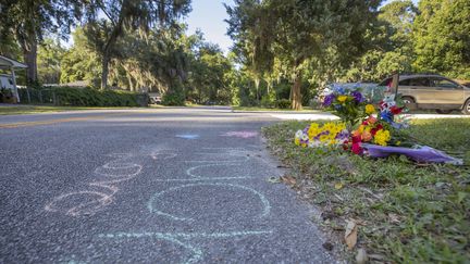 Des fleurs déposées sur le bord de la route à Brunswick, en Georgie, là où Ahmaud Arbery a été tué le 23 février 2020 (ERIK S. LESSER / EPA)