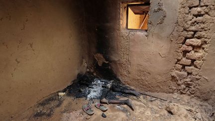 Une des rares photos de cadavre. Les restes carbonis&eacute;s d'un rebelle islamiste gisent dans une maison de Konna, le 27 janvier 2013. (ERIC GAILLARD  / REUTERS)