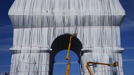 L'Arc de Triomphe à Paris enveloppé d'un tissu bleu argenté tel qu'il a été conçu par le défunt artiste Christo et son épouse Jeanne-Claude,&nbsp;le 16 septembre 2021. (THOMAS SAMSON / AFP)