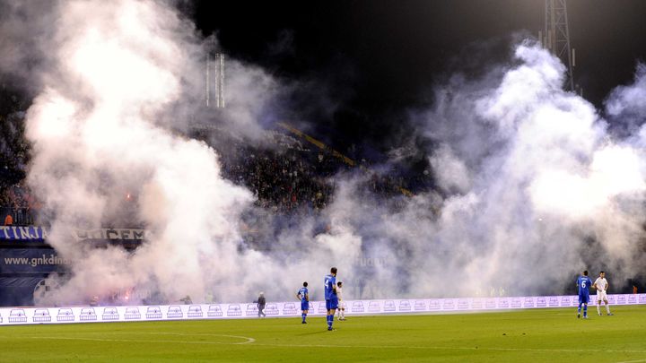 Les joueurs du match Dinamo Zagreb-Hajduk Split, lors d'affrontements entre les Bad Blue Boys et la police, le 29 septembre 2012.&nbsp; (DRAGO SOPTA/CROPIX/SIPA)