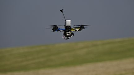 Un drone est piloté par des soldats ukrainiens lors d'un entrainement dans un lieu tenu secret, le 23 août 2024. (GENYA SAVILOV / AFP)