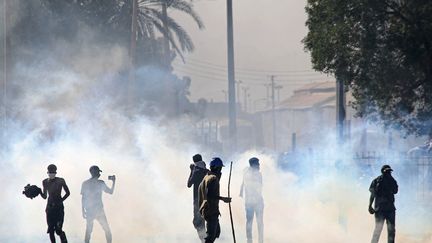 De manifestants se dirigent vers le palais présidentiel lors d'une manifestation réclamant le rétablissement d'un régime civil à Khartoum, au Soudan, le 6 janvier 2022. (MAHMOUD HJAJ / ANADOLU AGENCY / AFP)