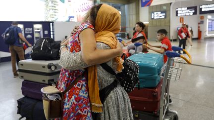 Cinq femmes afghanes qui fuient le régime taliban ont atterri à Paris, à l'aéroport de Roissy-Charles-de-Gaulle, lundi 4 septembre 2023. (GEOFFROY VAN DER HASSELT / AFP)