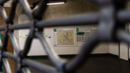 La station Gambetta fermée, jeudi 5 décembe 2019 à Paris. (AMAURY CORNU / HANS LUCAS / AFP)