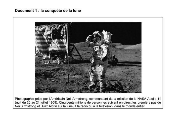 Contrairement &agrave; ce qu'explique la l&eacute;gende du sujet d'histoire, il ne s'agit pas d'une photo prise par Neil Armstrong&nbsp;sur la Lune, la nuit du 20 au 21 juillet 1969.&nbsp; (MINISTERE DE L'EDUCATION NATIONALE / FRANCETV INFO)