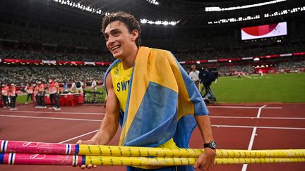 Armand Duplantis après avoir remporté la médaille d'or au concours du saut à la perche, le 3 août à Tokyo (BEN STANSALL / AFP)