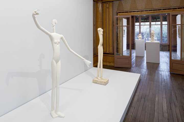 Vue de salle de l'exposition "A la recherche des oeuvres disparues". Au premier plan, reconstitution de "Mannequin" ( 1932-1933).&nbsp;A second plan, "Femme qui marche I" (1932-1936).&nbsp; (Photo Institut Giacometti Paris)