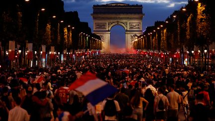 Des supporters français envahissent les Champs-Elysées pour fêter la qualification en finale. (CHARLES PLATIAU / REUTERS)