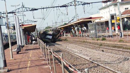 Le train accident&eacute; en gare de Br&eacute;tigny-sur-Orge (Essonne), le 13 juillet 2013. (A.J. CASSAIGNE / PHOTONONSTOP / AFP)