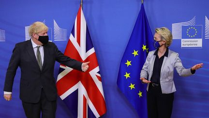 Le Premier ministre britannique Boris Johnson (à gauche) est accueilli par la présidente de la Commission européenne, Ursula von der Leyen (à droite)&nbsp; au siège de l'UE à Bruxelles, le 9 décembre 2020.&nbsp; (AARON CHOWN / POOL)