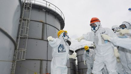 Le gouverneur de la pr&eacute;fecture de Fukushima, Yuhei Sato (casque orange), inspecte les r&eacute;servoirs d'eau contamin&eacute;e de Fukushima (Japon), le 15 octobre 2013. (JAPAN POOL / JIJI PRESS)