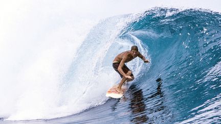 Le surf est devenu une discipline olympique : une étude originale souligne les bienfaits de cette pratique sportive. (Illustration) (JOHN SEATON CALLAHAN / MOMENT RF / GETTY IMAGES)