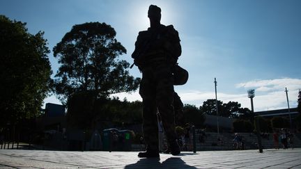 Un soldat de l'opération Sentinelle patrouille, le 6 août 2016, à Lorient (Morbihan), pendant le Festival interceltique. (JEAN-SEBASTIEN EVRARD / AFP)