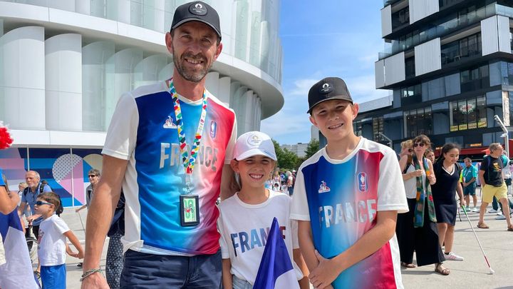 Raphaël avec ses enfants Ambre et Clément, le 30 août 2024 à La Défense Arena, à Nanterre (Hauts-de-Seine). (CLEMENT MARIOTTI PONS / FRANCEINFO SPORT)