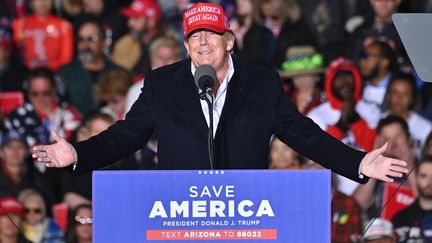 L'ancien président des Etats-Unis Donald Trump lors de son meeting en Arizona, le 15 janvier 2022. (ROBYN BECK / AFP)