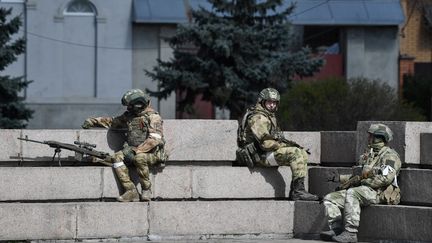 Des soldats russes photographiés par l'agence russe Spoutnik, le 19 avril 2022 à Kherson (Ukraine). (KONSTANTIN MIHALCHEVSKIY / SPUTNIK / AFP)