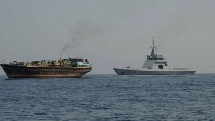 Le patrouilleur de la Marine française, l’«Adroit», accompagne un boutre de réfugiés au large du Yémen. (Ministère de la Défense )