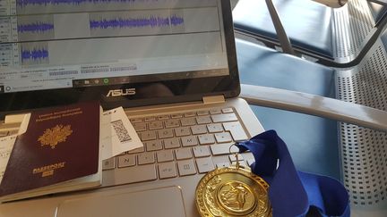 De retour de compétition et après la victoire à la coupe du monde d'Athènes, Cécilia Berder travaille ses chroniques sur FranceInfo dans les transports. (cb)