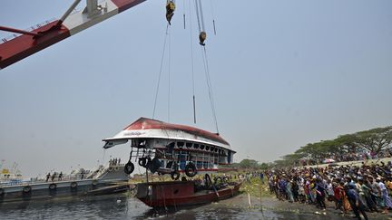 Les secours procèdent au renflouement d'un ferry après un naufrage meurtrier dans la rivière&nbsp;Shitalakhsya, au Bangladesh, lundi 5 avril 2021.&nbsp; (MUNIR UZ ZAMAN / AFP)