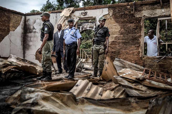 Des officiers de police nigérians et des dirigeants d'Adara patrouillent dans une zone de maisons détruites et incendiées après le récent attentat des Fulani (autre nom des Peuls) dans le village d'agriculteurs d'Adara à Angwan Aku, dans l'Etat de Kaduna, au Nigéria, le 14 avril 2019. (LUIS TATO / AFP)