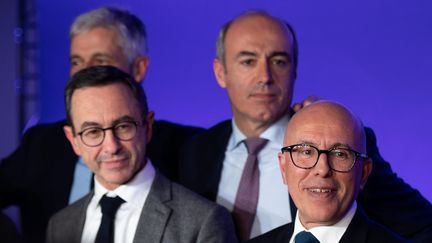 De gauche à droite, Bruno Retailleau, président du groupe Les Républicains au Sénat, Olivier Marleix, président LR du groupe parlementaire, Eric Ciotti, président du parti LR,  le 24 janvier 2023 à Paris. (MYLENE DEROCHE / MAXPPP)