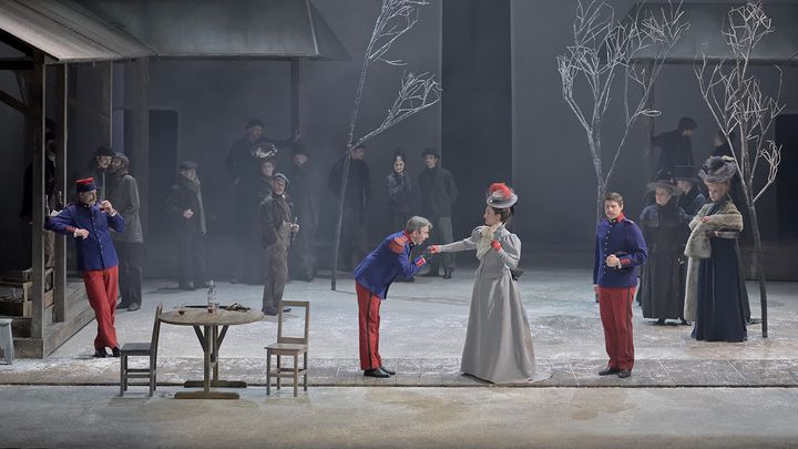 "Fortunio" à l'Opéra Comique :&nbsp;Thomas Dear (Lieutenant de Verbois), Jean-Sébastien Bou (Clavaroche), Anne-Catherine Gillet (Jacqueline), Pierre Derhet (Lieutenant d’Azincourt), Laurent Podalydès (comédien), chœur Les Eléments. (STEFAN BRION)