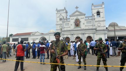 Les forces de sécurité sri-lankaises surveillent l'extérieur de l'église Saint-Anthony.&nbsp; (ISHARA S. KODIKARA / AFP)