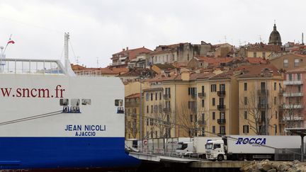 Un ferry de l'ancienne compagnie maritime SNCM,&nbsp;qui assurait les liaisons entre Marseille et la Corse, ici dans le port d'Ajaccio, en février 2013. (Photo archives) (PASCAL POCHARD-CASABIANCA / AFP)