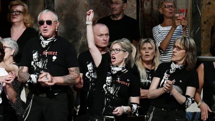 Des fans de Johnny à la Madeleine, à Paris, le 15 juin 2018.&nbsp; (REUTERS)