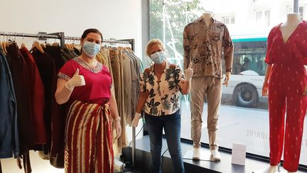 Marianne et Malika vendeuses de vêtements à la Bis Boutique Solidaire du 15e arrondissement de Paris. (BENJAMIN  ILLY / FRANCE-INFO)