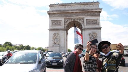 &nbsp; (Lors de leur séjour à Paris, il est fréquent que les touristes étrangers se photographient devant l'Arc de Triomphe © MaxPPP)