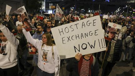 A demonstration by the families of hostages kidnapped by Hamas, on December 15, 2023 in Tel Aviv (Israel), after the announcement of the death of three hostages, killed "by mistake" by the Israeli army.  (AHMAD GHARABLI / AFP)