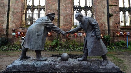 Une statue repr&eacute;sentant la "Christmas Truce", la tr&ecirc;ve de No&euml;l 1914, &eacute;rig&eacute;e devant une &eacute;glise en ruine de Liverpool (Royaume-Uni), le 15 d&eacute;cembre 2014. (PAUL ELLIS / AFP)