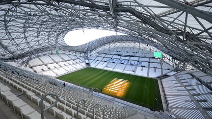 Un syst&egrave;me d'&eacute;clairage de la pelouse compense la baisse de la luminosit&eacute; au sein du stade V&eacute;lodrome, le 8 octobre 2014. (BORIS HORVAT / AFP)