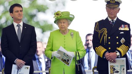 Le Premier ministre Manuel Valls, la reine Elisabeth II et le prince Charles lors de la comm&eacute;moration du D&eacute;barquement au cimeti&egrave;re britannique de Bayeux (Calvados), le 6 juin 2014. ( AFP )