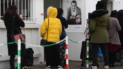 Une distribution des Restos du coeur à Angers en novembre 2020.&nbsp; (JOSSELIN CLAIR / MAXPPP)