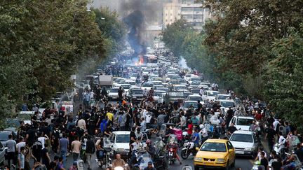 Une manifestation pour protester contre la mort d'une femme de 22 ans à Téhéran, en Iran, le 21 septembre 2022.&nbsp; (STRINGER / ANADOLU AGENCY / AFP)