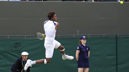 Ga&euml;l Monfils contre Lukasz Kubot &agrave; Wimbledon, le 24 juin 2011. (SUZANNE PLUNKETT / REUTERS)