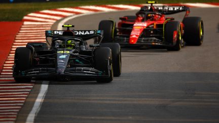 Lewis Hamilton (Mercedes) devance Carlos Sainz, dont il sera le successeur chez Ferrari à partir de la saison 2025, ici lors des essais du Grand Prix du Canada, le 16 juin 2023 à Montréal (JARED C. TILTON / AFP)