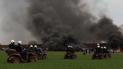 Des gendarmes à Sainte-Soline (Deux-Sèvres), le 25 mars 2023. (THIBAUD MORITZ / AFP)