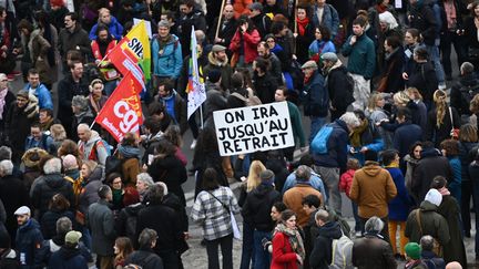 Les manifestants défilent à Paris, à l'occasion de la dixième journée de mobilisation, le 28 mars 2023. (CHRISTOPHE ARCHAMBAULT / AFP)