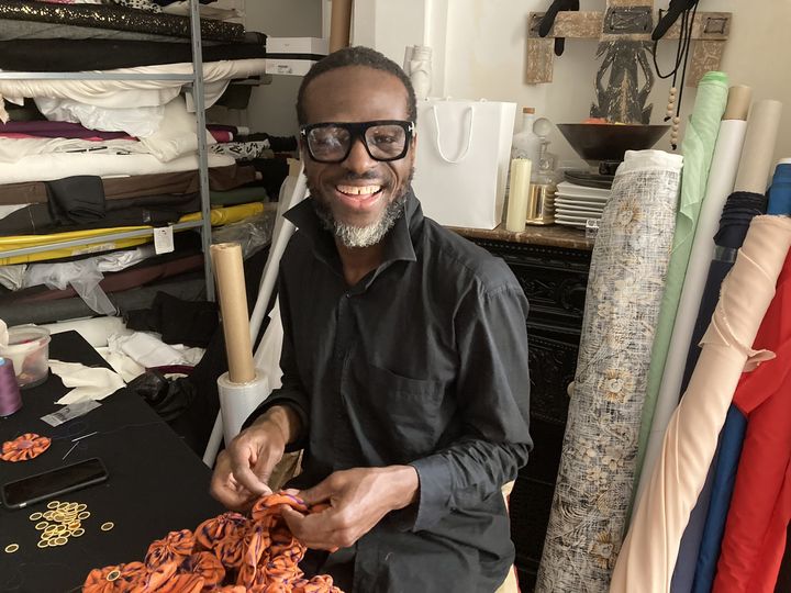 Le couturier Imane Ayissi dans son atelier parisien, le 17 juin 2023, en pleine préparation de sa collection haute couture automne-hiver 2023-24. (CORINNE JEAMMET)