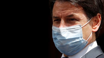 Le Premier ministre italien Giuseppe Conte portant un masque à Rome, le 20 mai 2020. (REMO CASILLI / REUTERS)