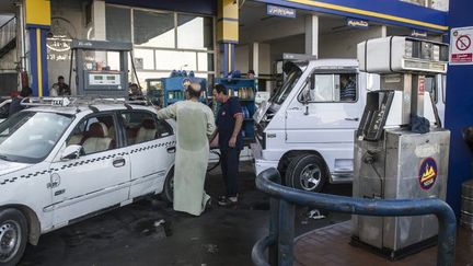 Station service au Caire. Le gouvernement a annoncé une forte hausse des prix de l'essence et du diésel. (KHALED DESOUKI / AFP)