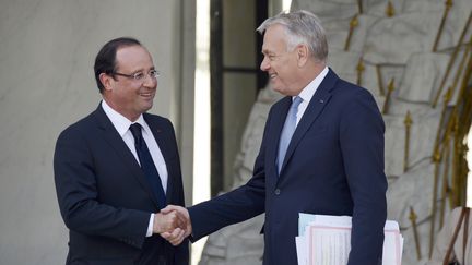 François Hollande serre la main de Jean-Marc Ayrault, le 19 août&nbsp;2013, à l'Elysée, à Paris. (BERTRAND GUAY / AFP)