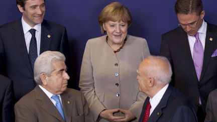 La chanceli&egrave;re allemande Angela Merkel&nbsp;derri&egrave;re le pr&eacute;sident de Chypre et&nbsp;le pr&eacute;sident de la Gr&egrave;ce, &agrave; l'ouverture du sommet europ&eacute;en &agrave; Bruxelles (Belgique), le 28 juin 2012. (MICHEL EULER / AP / SIPA)