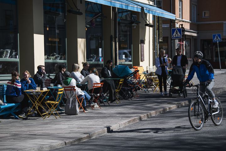 Des suédois en terrasses, à Stockholm, le 21 avril 2020.&nbsp; (JONATHAN NACKSTRAND / AFP)