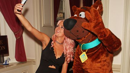 Londres, 18 août 2016. Chloé Paige fait un selfie avec Scooby-Doo à la présentation presse de "Scooby-Doo Live ! Musical Mysteries" au Paladium. (David M. Benett/Dave Benett/Getty Images)